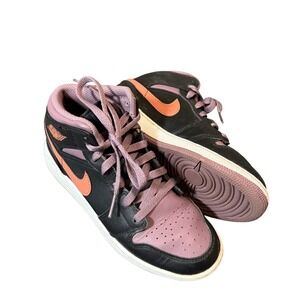 NIKE AIR JORDAN 1 MID SE BLACK-SKY J ORANGE-SKY J MAUVE SZ 4Y
[FB9909-008]